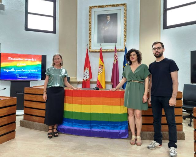 Alcantarilla celebra el Día Internacional del Orgullo LGTBI+ con lectura de manifiesto, pancarta e iluminación arco iris - 3, Foto 3