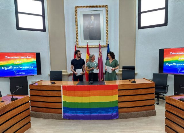 Alcantarilla celebra el Día Internacional del Orgullo LGTBI+ con lectura de manifiesto, pancarta e iluminación arco iris - 4, Foto 4