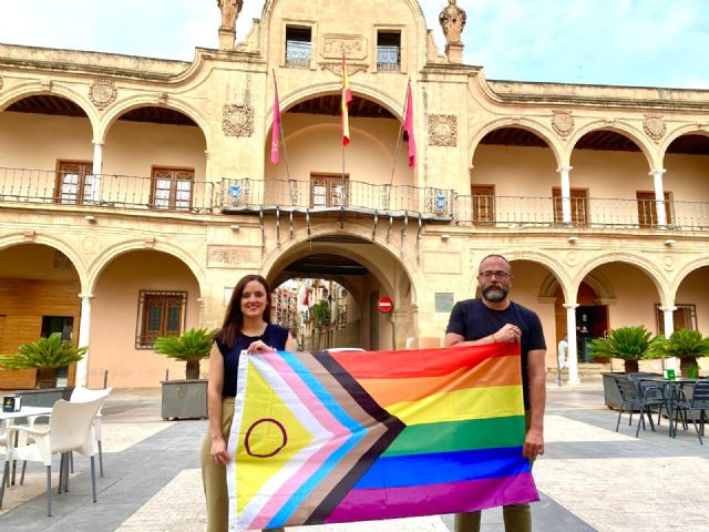 Fulgencio Gil abraza a la ultraderecha en Lorca en contra del colectivo LGBTIQ+, negando la colgadura de la bandera arcoíris en el Ayuntamiento - 1, Foto 1