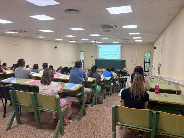 Más de 7.600 aspirantes participan en las oposiciones para acceder al Cuerpo Administrativo de la Comunidad Más de 7.600 aspirantes participan en las oposiciones para acceder al Cuerpo Administrativo de la Comunidad