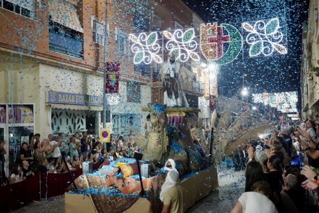 El desfile de Moros y Cristianos vuelve a llenar Santomera de color, música y tradición El desfile de Moros y Cristianos vuelve a llenar Santomera de color, música y tradición