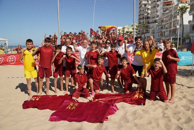 La selección alevín de fútbol playa, campeona de España La selección alevín de fútbol playa, campeona de España
