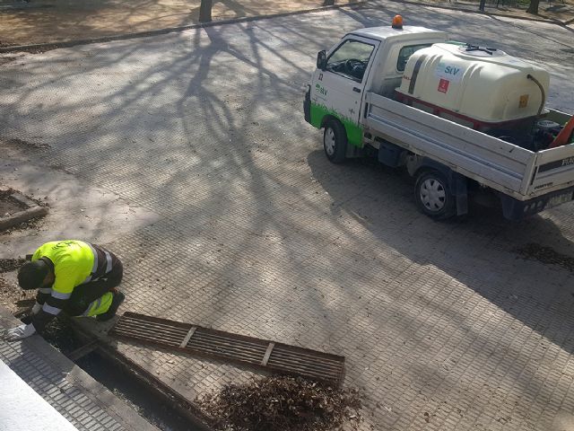 El Ayuntamiento revisa periódicamente más de 3.000 imbornales situados en los parques y jardines del municipio para evitar inundaciones - 1, Foto 1