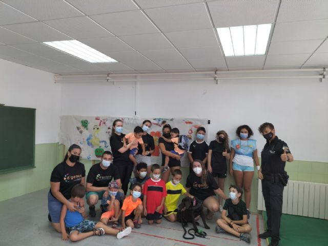 La Polica Local de Mazarrn visita la Escuela de Verano Inclusiva de DGenes en este municipio, Foto 3