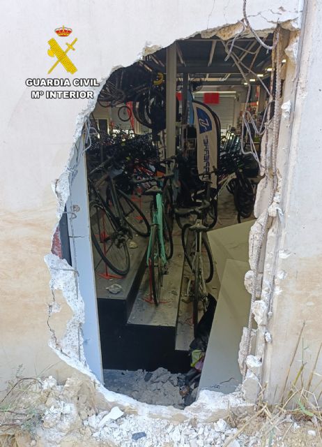 La Guardia Civil detiene a cinco personas por un robo en una tienda de bicicletas de Murcia - 1, Foto 1