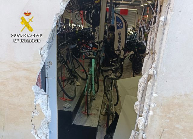 La Guardia Civil detiene a cinco personas por un robo en una tienda de bicicletas de Murcia - 2, Foto 2