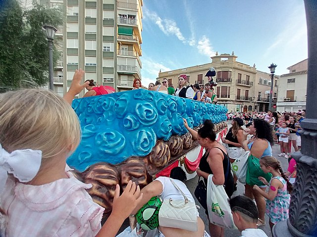 Las carrozas llenaron de color y música las calles de Cieza este domingo - 1, Foto 1