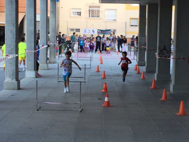 170 niños participan en la sesión de Jugando al Atletismo en la Calle en el Parque de San José - 2, Foto 2