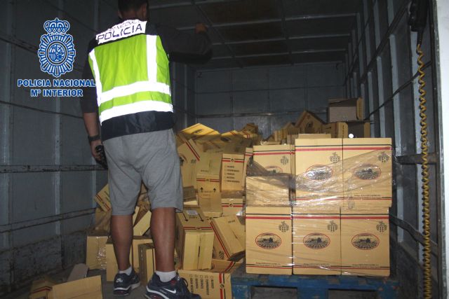 Seis detenidos y 107 kilos de marihuana incautada por la Policía Nacional en un polígono industrial de Lorquí - 2, Foto 2