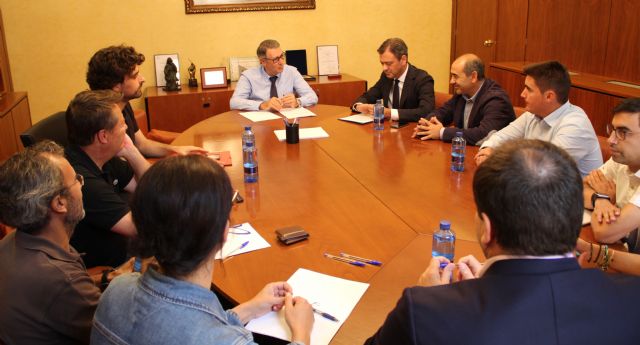 Encuentro de trabajo entre el presidente de la CHS y representantes del Ayuntamiento y asociaciones de Yecla - 1, Foto 1