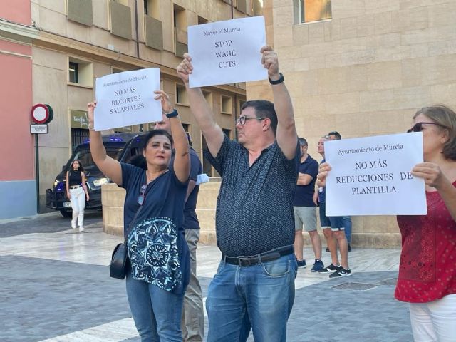 Delegados de CCOO y UGT protestan en la recepción a los ministros de exteriores de la Union Europea - 1, Foto 1