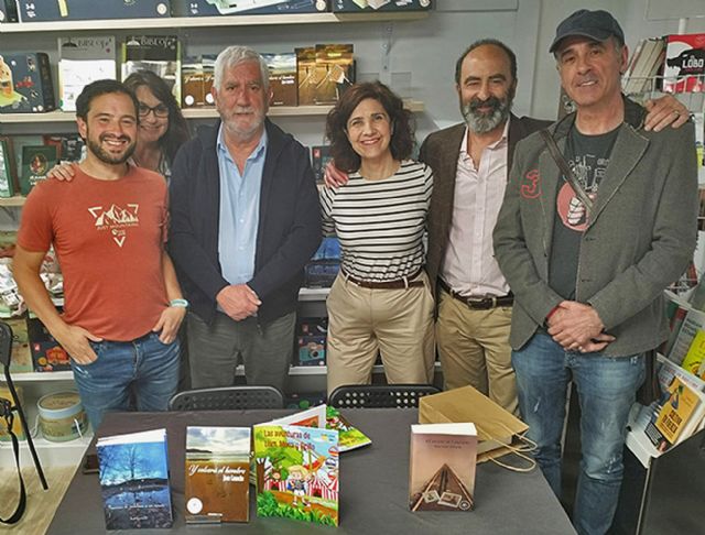 El estreno de una obra de teatro, el nacimiento de dos nuevos libros y el hermanamiento poético entre Euskadi y La Mancha, son los frentes literarios abiertos por Juan Camacho - 1, Foto 1