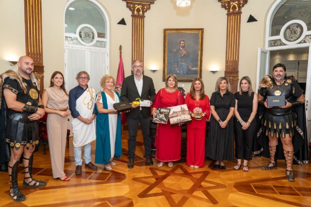 La alcaldesa recibe a las principales autoridades municipales de Linares y Santomera en el día del Gran Desfile de Tropas y Legiones - 1, Foto 1