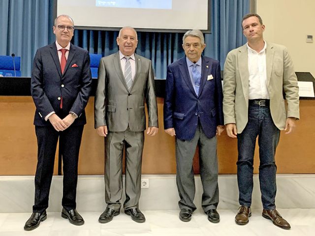 Esta conferencia se ha centrado, dentro de las múltiples facetas que nos ofrecen la figura y la obra del escritor, periodista, filósofo, humanista y bibliófilo José María Izquierdo en Sevilla - 1, Foto 1