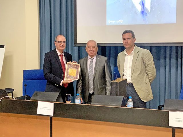 Esta conferencia se ha centrado, dentro de las múltiples facetas que nos ofrecen la figura y la obra del escritor, periodista, filósofo, humanista y bibliófilo José María Izquierdo en Sevilla - 3, Foto 3