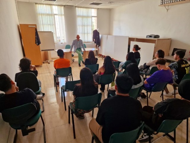 Los alumnos-trabajadores del Programa Mixto de Empleo y Formación de “Operaciones Auxiliares de Servicios Administrativos y Generales” conocen los recursos sociolaborales municipales, Foto 2