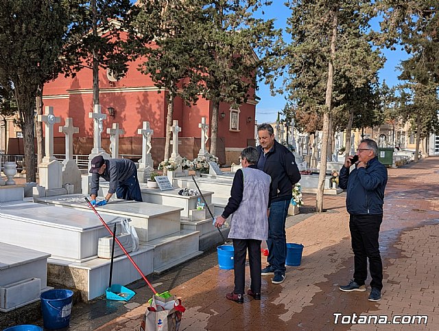 Arranca el dispositivo de servicios, seguridad y emergencias en el Cementerio Municipal con motivo de la festividad del Día de Todos los Santos, Foto 1