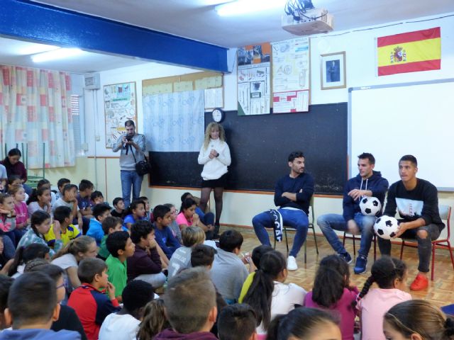 Jugadores del FC Cartagena visitan el CEIP La Asomada para prevenir el absentismo escolar - 1, Foto 1