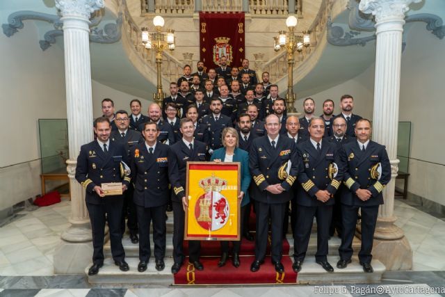 La alcaldesa entrega las llaves de Cartagena y una reproducción de la bandera de combate del submarino Isaac Peral a la dotación del S81 - 1, Foto 1