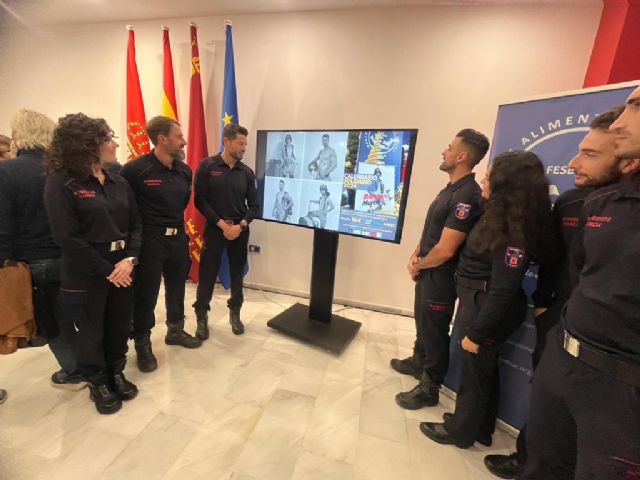 Bomberos del Ayuntamiento de Murcia protagonizan un calendario solidario - 2, Foto 2