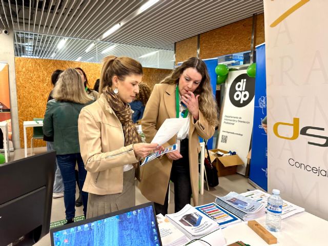 Cerca de medio millar de jóvenes se sumergen en el mundo del emprendimiento de la mano de una jornada formativa en el CIFP de Lorca - 1, Foto 1