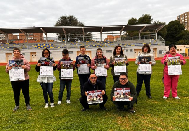 El Jimbee, el Odilo y el Club Rítmica Cartagena posan con los usuarios de Asido en su calendario solidario de 2025 - 1, Foto 1