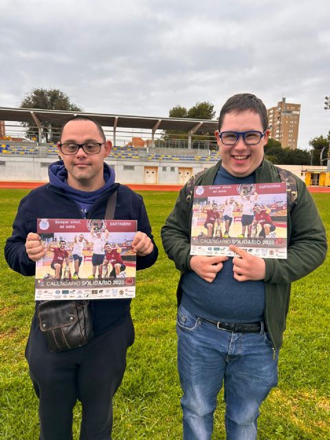 El Jimbee, el Odilo y el Club Rítmica Cartagena posan con los usuarios de Asido en su calendario solidario de 2025 - 2, Foto 2