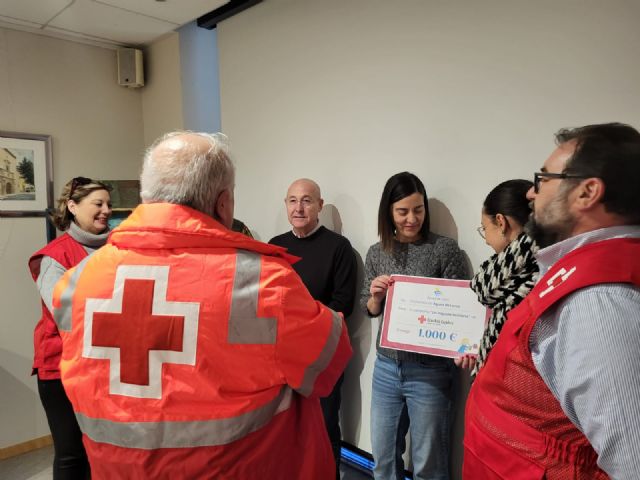 La plantilla de Aguas de Lorca dona 1.000 euros a Cruz Roja Lorca para la campaña Un Juguete Solidario - 1, Foto 1