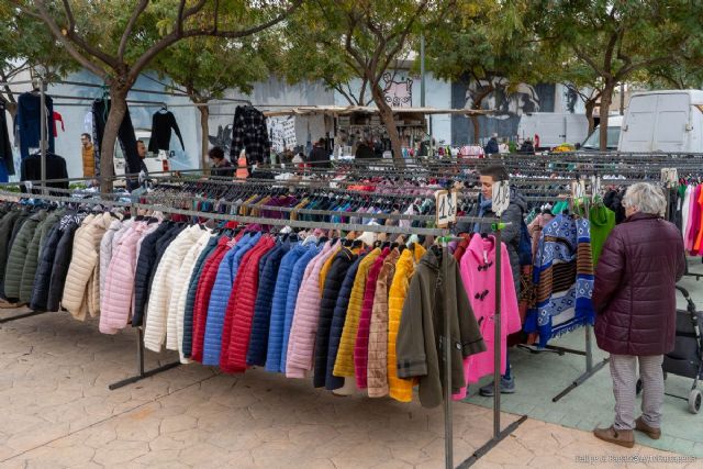 El mercadillo de los lunes de Barrio Peral se celebrará el martes 2 de enero - 1, Foto 1