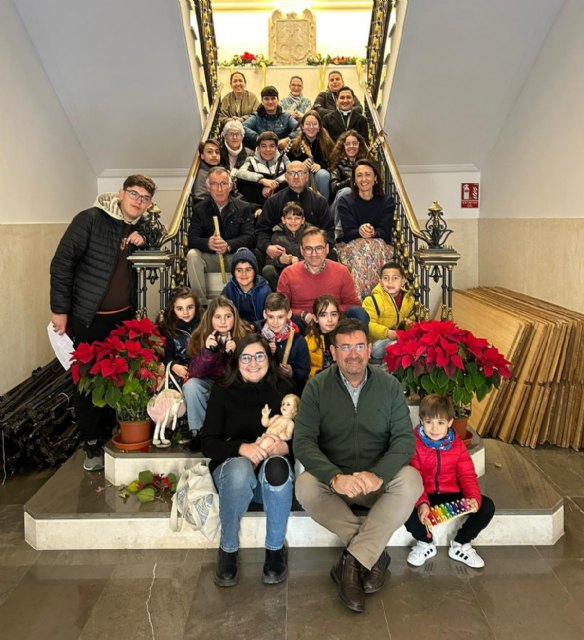 El Ayuntamiento recibe a niños y jóvenes de la parroquia de la Asunción que portan el Niño Jesús y cantan villancicos - 1, Foto 1