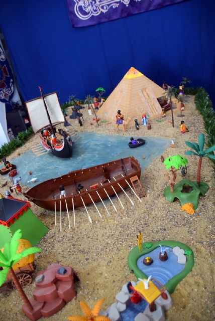 El ingenio de los jóvenes da vida al Belén de Playmobil en la Casa Hermandad del Buen Fin - 3, Foto 3