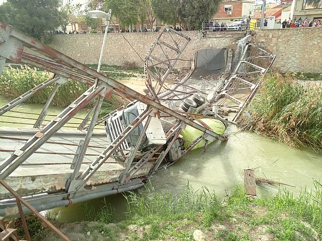Atienden al conductor de un camión hormigonera que se ha precipitado al río, tras ceder un puente a su paso, en Beniel - 1, Foto 1