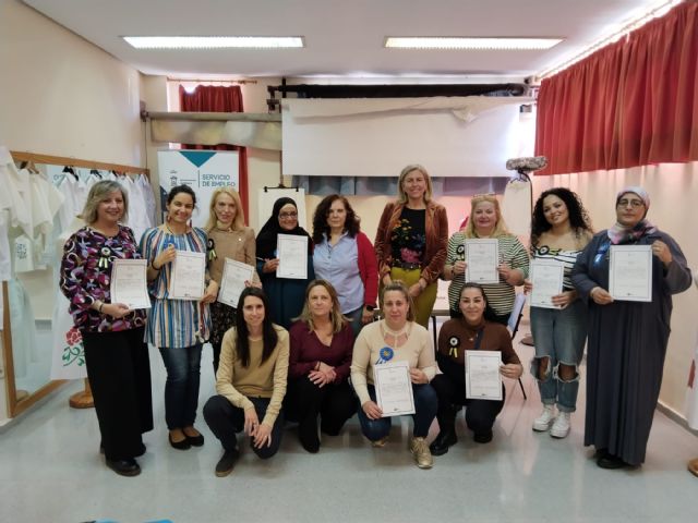 Diez alumnas de los programas de Empleo adquieren competencias en costura, patronaje y confección - 1, Foto 1