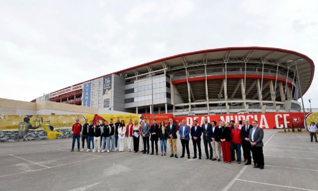 El estadio Enrique Roca ya luce un mural en homenaje a la historia y afición del Real Murcia - 1, Foto 1