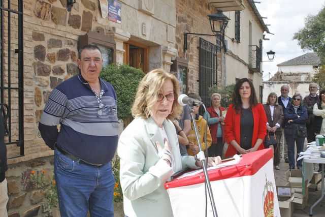 Sencillo y emotivo homenaje al profesor José Lorenzo Sánchez Meseguer, en el bautizo del 'Banco Literario' que comparte con Helena Romero en Granátula de Calatrava - 1, Foto 1