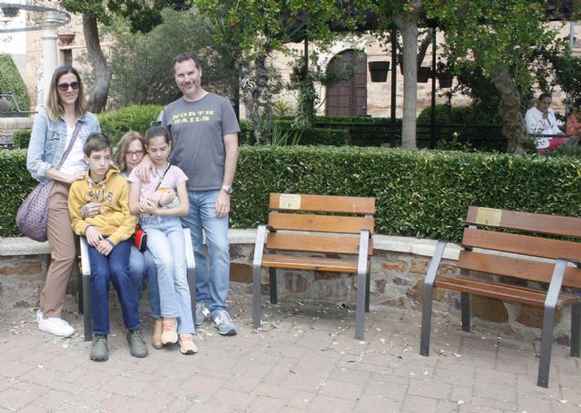 Sencillo y emotivo homenaje al profesor José Lorenzo Sánchez Meseguer, en el bautizo del 'Banco Literario' que comparte con Helena Romero en Granátula de Calatrava - 2, Foto 2