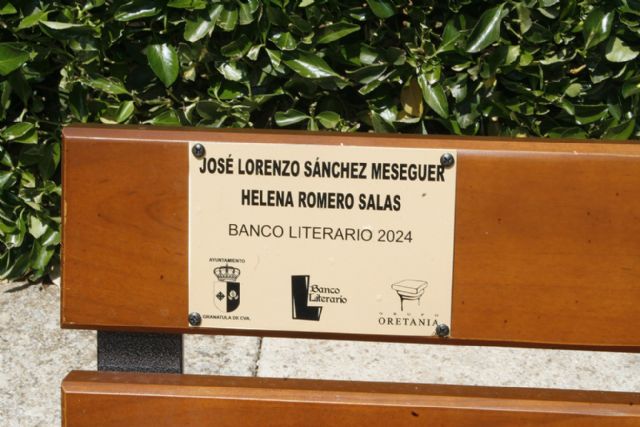 Sencillo y emotivo homenaje al profesor José Lorenzo Sánchez Meseguer, en el bautizo del 'Banco Literario' que comparte con Helena Romero en Granátula de Calatrava - 3, Foto 3