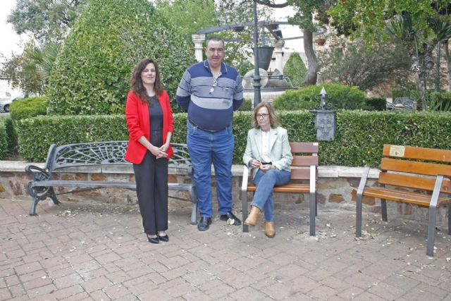 Sencillo y emotivo homenaje al profesor José Lorenzo Sánchez Meseguer, en el bautizo del 'Banco Literario' que comparte con Helena Romero en Granátula de Calatrava - 4, Foto 4