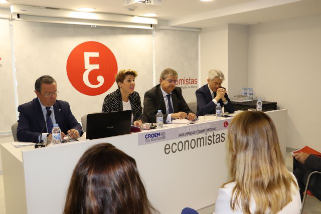 Noelia Arroyo inaugura la jornada de presentación de una guía de Buen Gobierno para las Pymes de la Región - 1, Foto 1