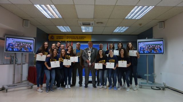 Bernabé recibe al equipo sénior femenino del Club de Baloncesto UCAM Jairis - 1, Foto 1