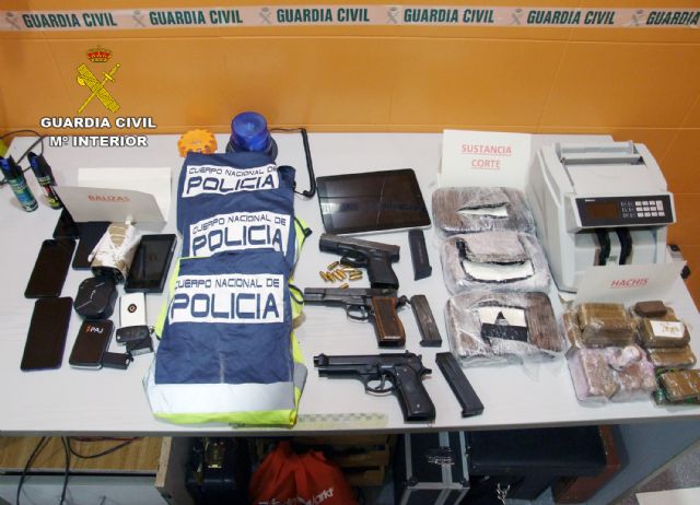 La Guardia Civil desmantela un piso franco con armas, droga y chalecos de policía - 1, Foto 1