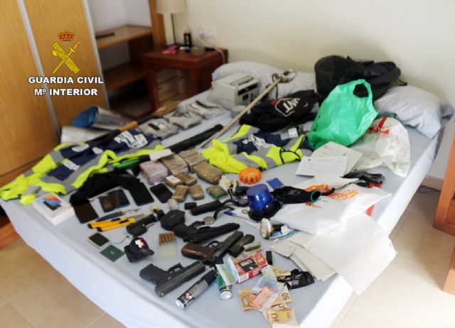 La Guardia Civil desmantela un piso franco con armas, droga y chalecos de policía - 4, Foto 4