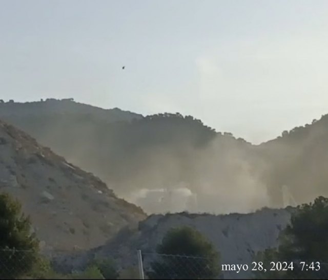 Emisión pulverulenta en molino de Colina Cimar SL el día siguiente a declarar Medio Ambiente que ya cumplen., Foto 1