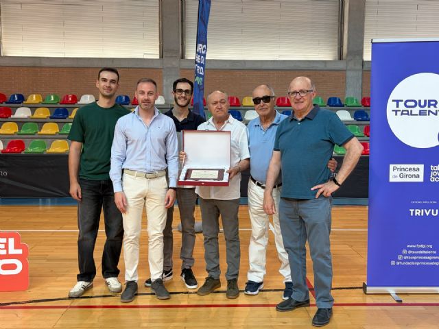 El Ayuntamiento de Murcia reconoce a Francisco Molina tras proclamarse campeón de España de tenis de mesa por tercera vez consecutiva en el Campeonato de España de Parkinson El Ayuntamiento de Murcia reconoce a Francisco Molina tras proclamarse campeón de España de tenis de mesa por tercera vez consecutiva en el Campeonato de España de Parkinson