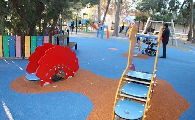 Se repararán varios pavimentos amortiguadores de espacios para juegos infantiles en distintos parques de Totana, Foto 1