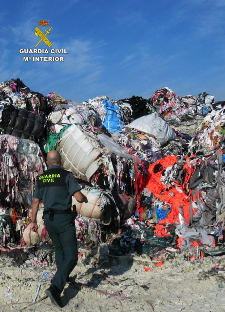 La Guardia Civil localiza más de 800 toneladas de residuos textiles importados irregularmente desde Marruecos - 1, Foto 1