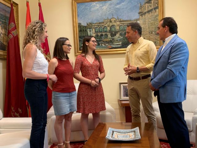 Fulgencio Gil recibe en el ayuntamiento a la primera directora de orquesta lorquina Irene Martínez Canga - 1, Foto 1