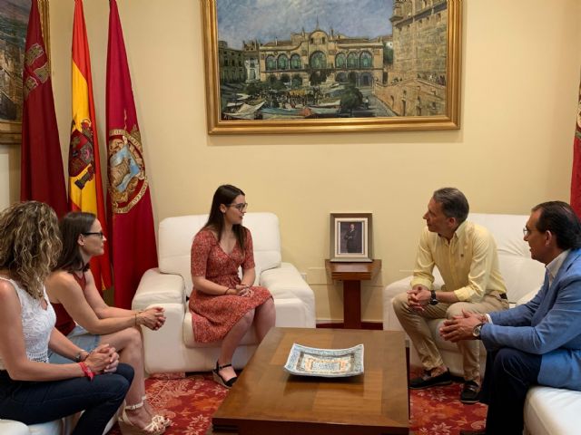 Fulgencio Gil recibe en el ayuntamiento a la primera directora de orquesta lorquina Irene Martínez Canga - 2, Foto 2