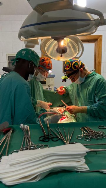 El urólogo de Vithas Dr. Rubio opera a decenas de pacientes sin recursos en una misión humanitaria de Surg for All en África - 2, Foto 2