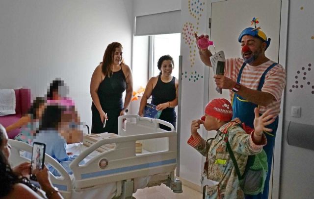 Diferentes asociaciones llenan de actividades el verano de los niños ingresados en la Arrixaca - 1, Foto 1